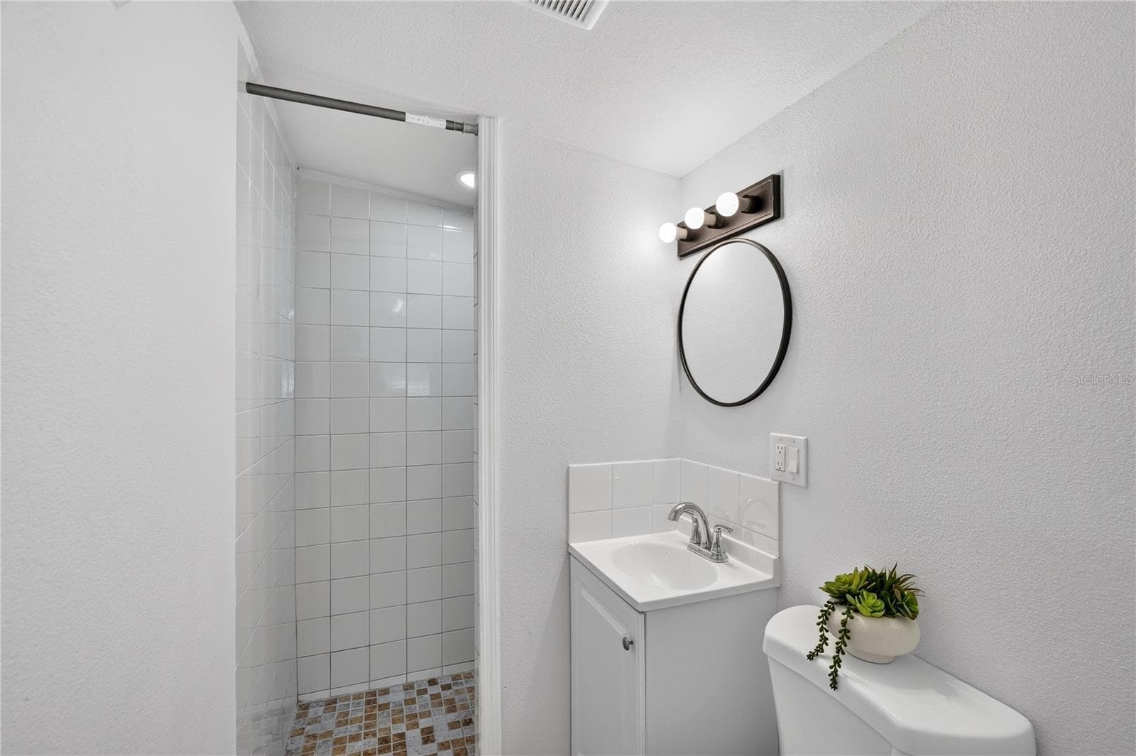hall bath - 3717 16TH ST W, BRADENTON