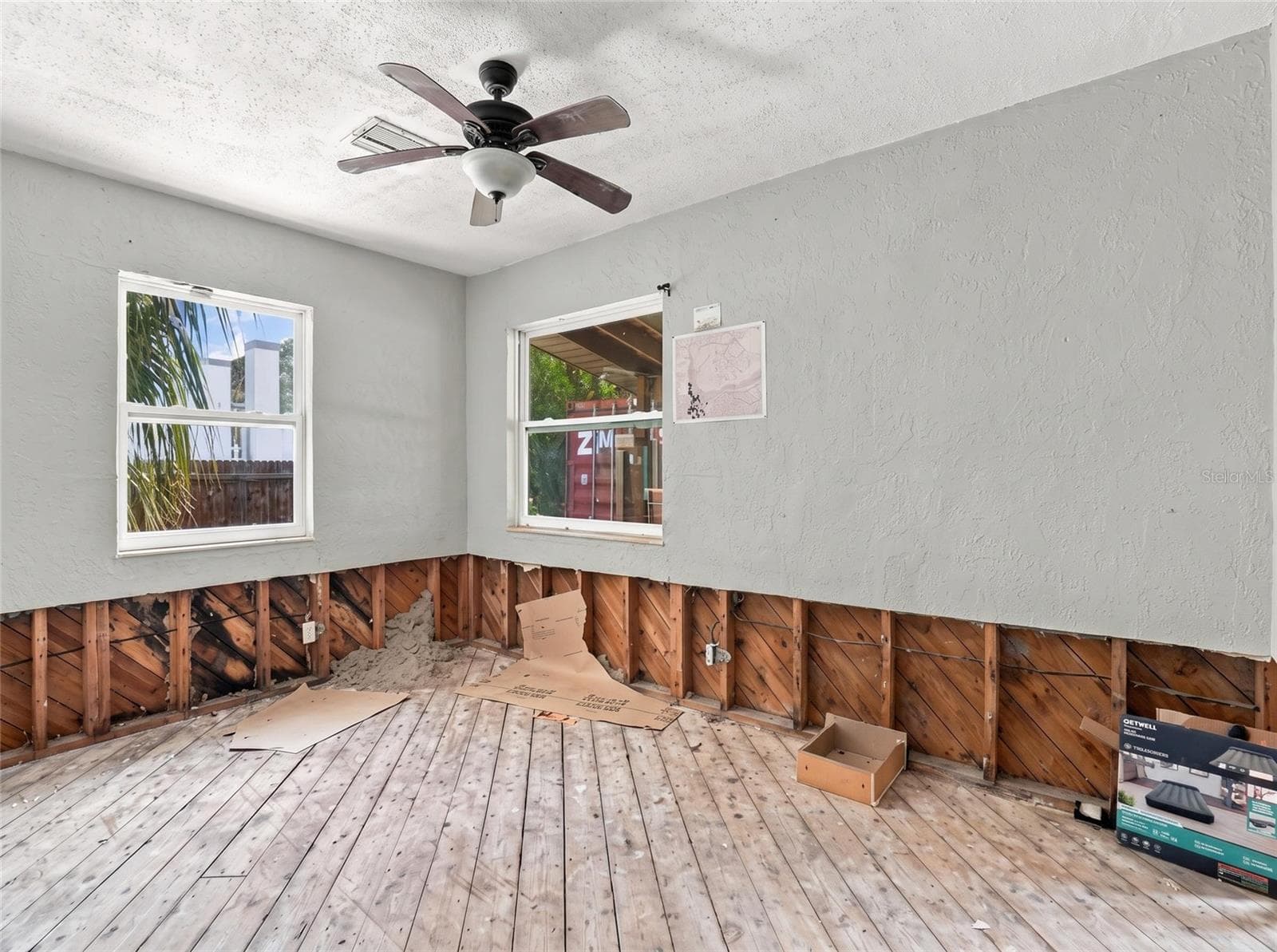 Single Family Residence at 733 58TH AVE NE, ST PETERSBURG, photo 13 of 48