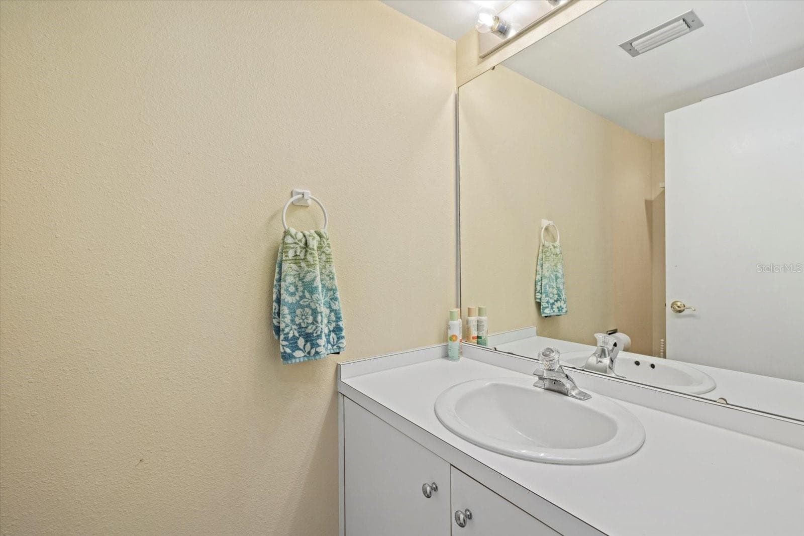 Condominium at 2012 HARBOURSIDE DR #2102, LONGBOAT KEY, photo 13 of 34
