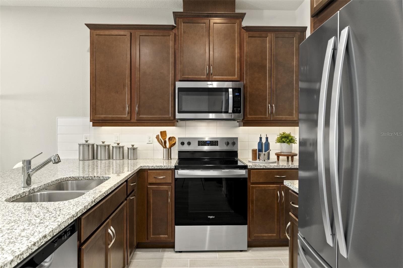 Meridian Parks Aurora Model Kitchen - 10143 MILESTONE CIR, ORLANDO