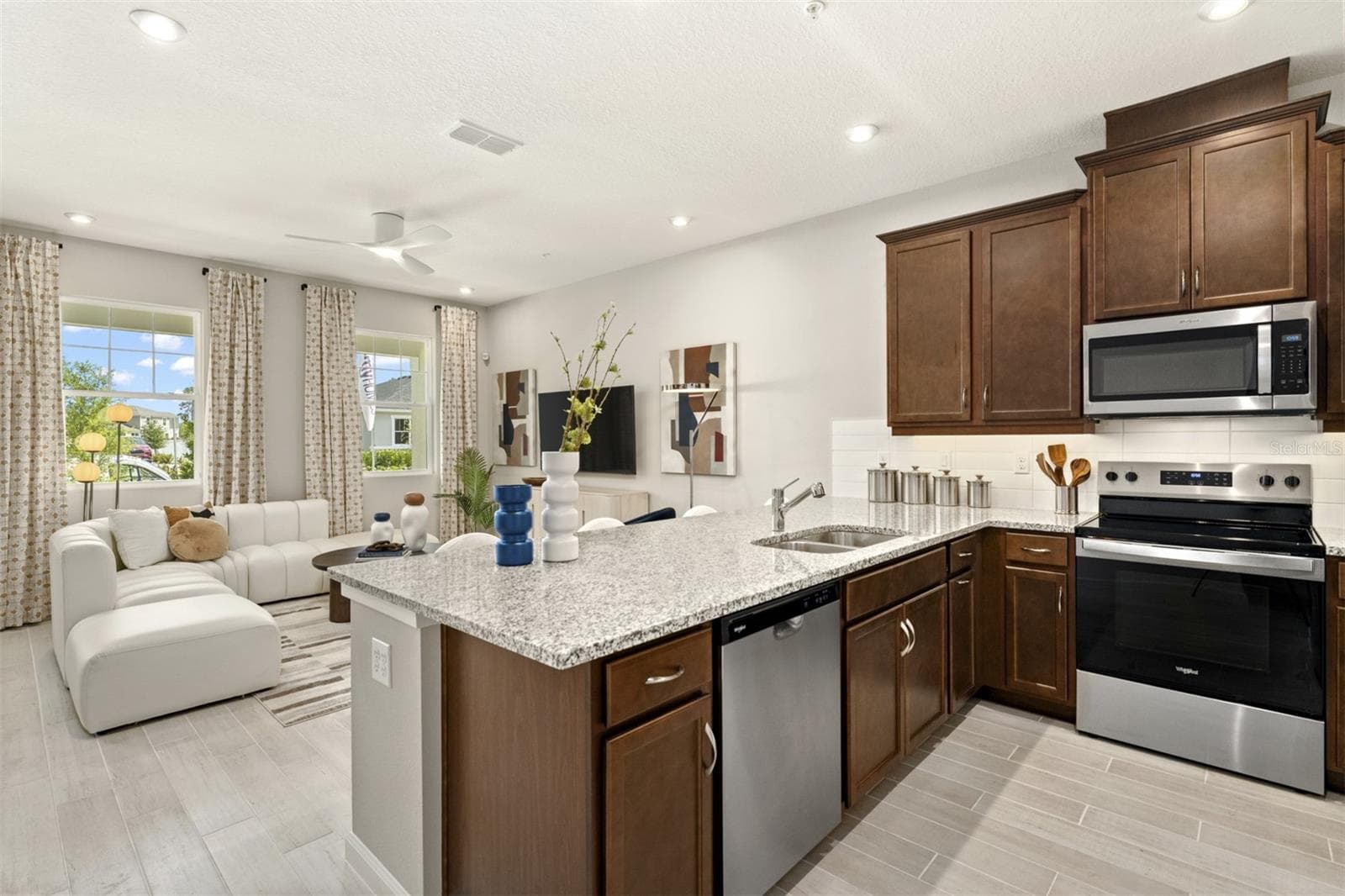 Meridian Parks Aurora Model Kitchen - 10143 MILESTONE CIR, ORLANDO
