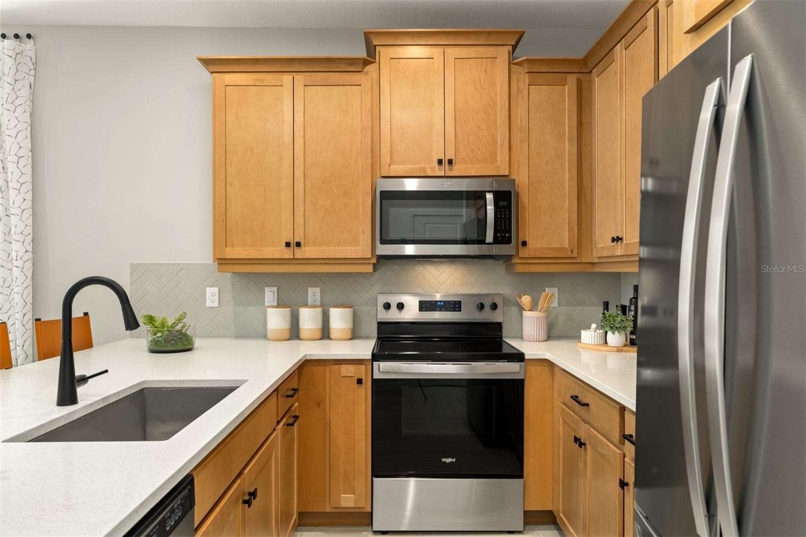 Meridian Parks Catalina II Model Kitchen - 10155 MILESTONE CIR, ORLANDO