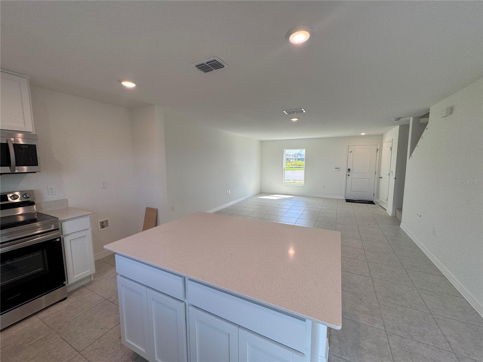 Spacious island & stainless steel appliances - 3286 VICEROY CT, POINCIANA