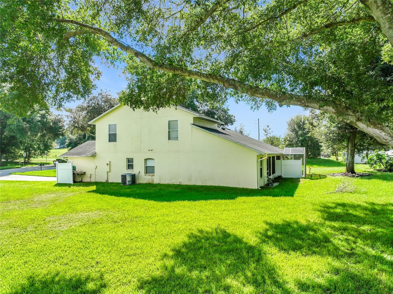 Single Family Residence at 8805 COURTYARD LN, GROVELAND, photo 19 of 92