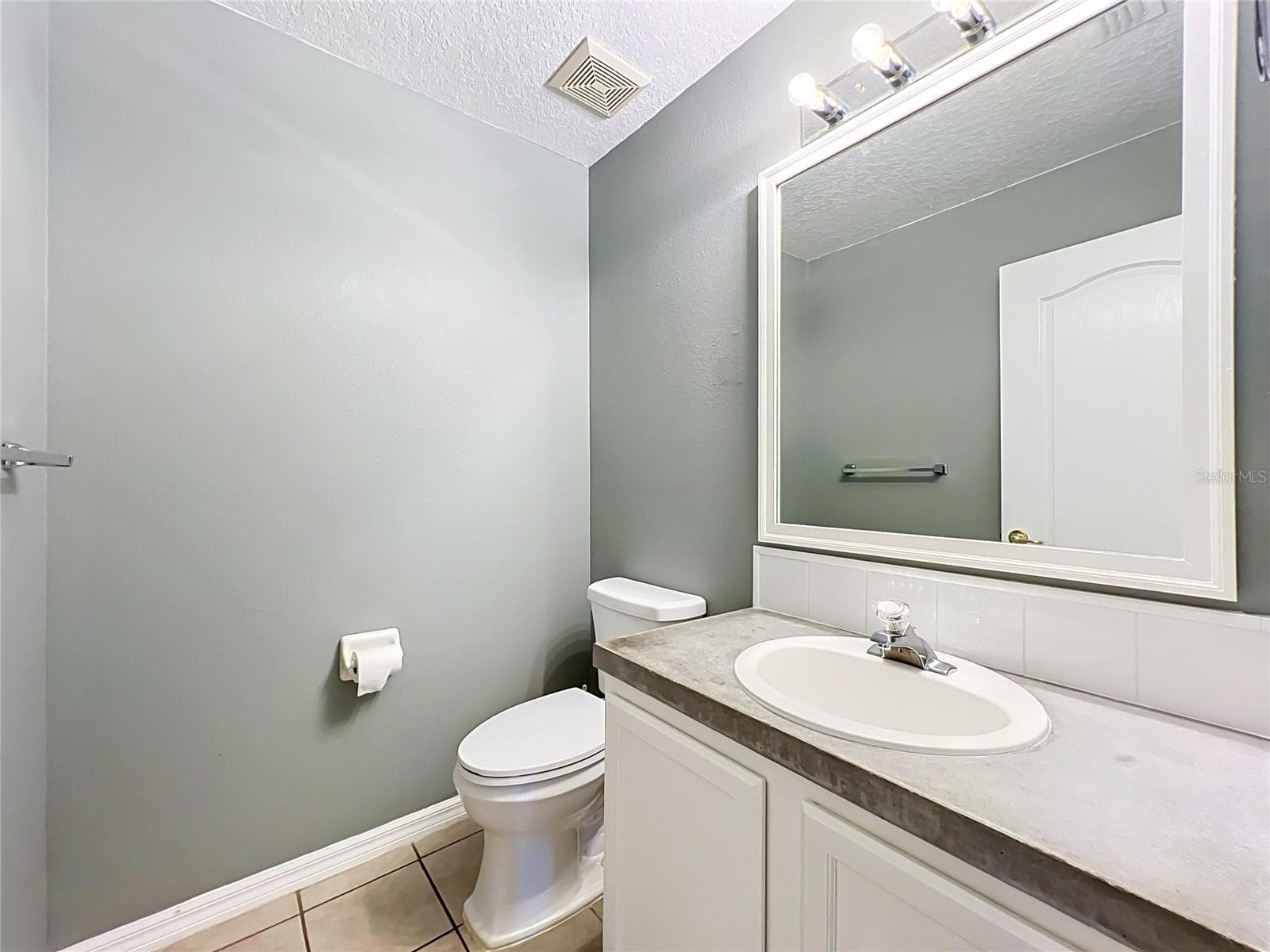 Single Family Residence at 8805 COURTYARD LN, GROVELAND, photo 24 of 92