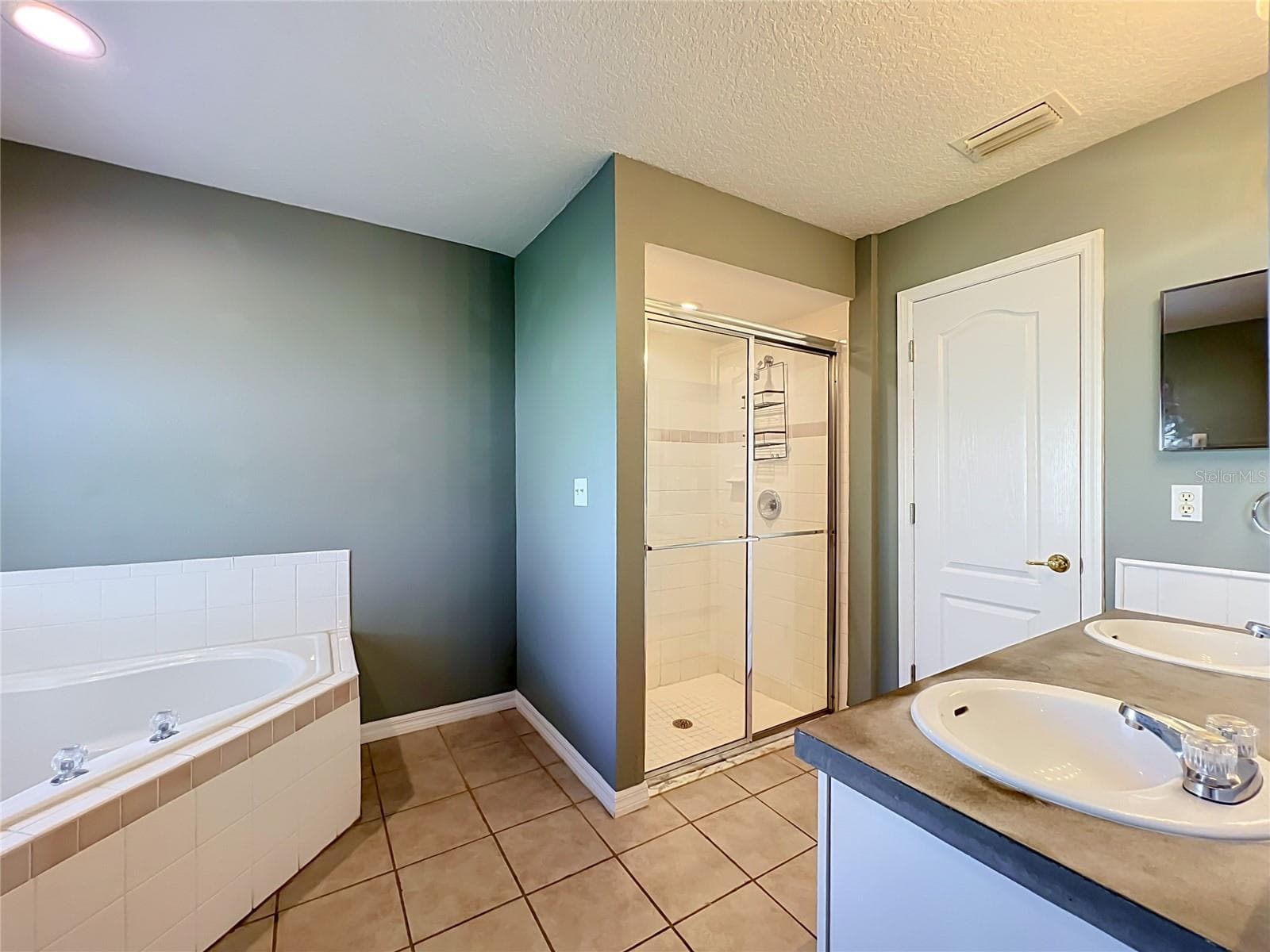 Single Family Residence at 8805 COURTYARD LN, GROVELAND, photo 33 of 92