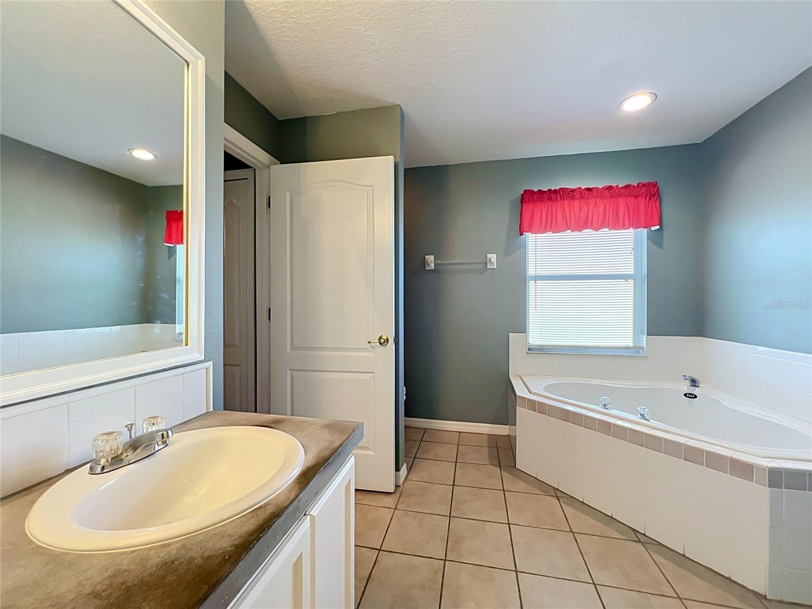 Single Family Residence at 8805 COURTYARD LN, GROVELAND, photo 43 of 92