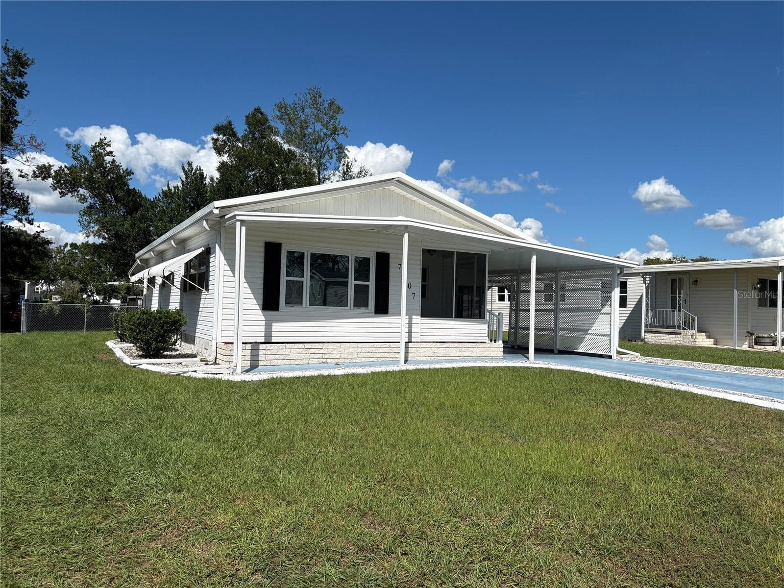 Southwest side of house - 7507 DINSMORE ST, BROOKSVILLE
