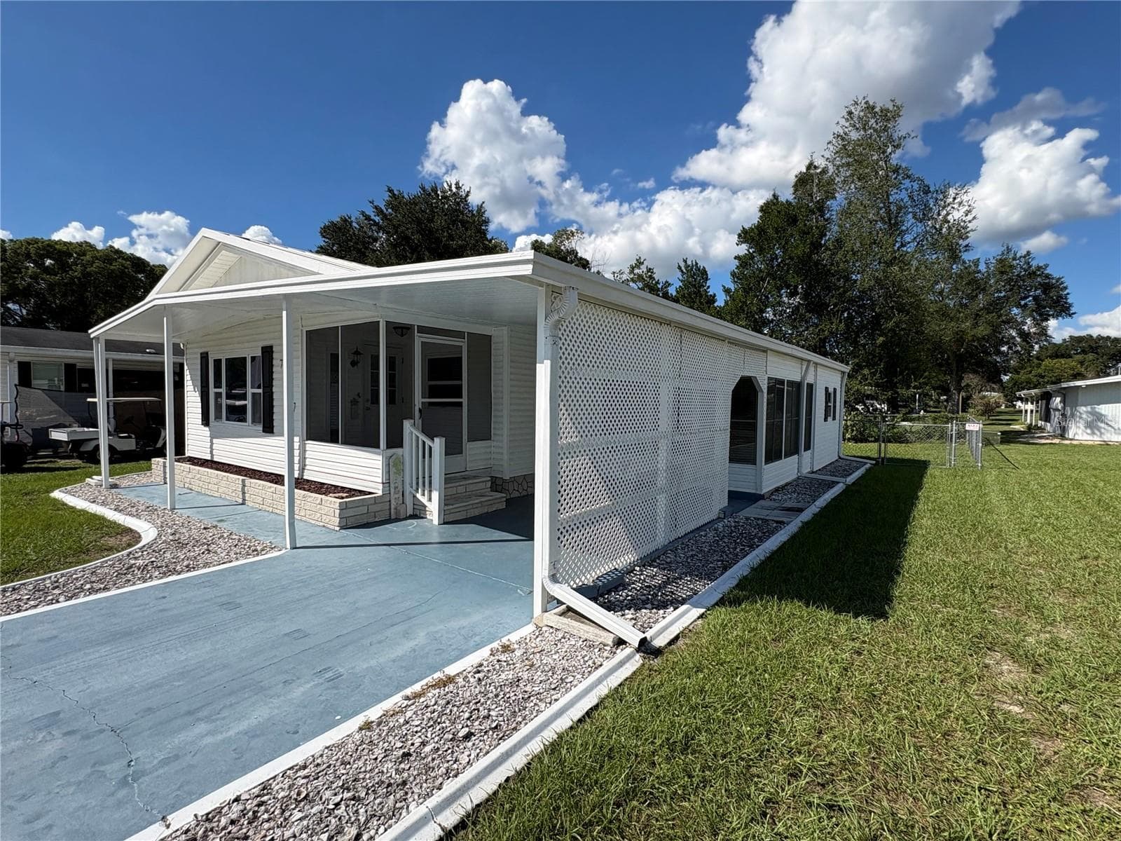 Southeast side of house - 7507 DINSMORE ST, BROOKSVILLE