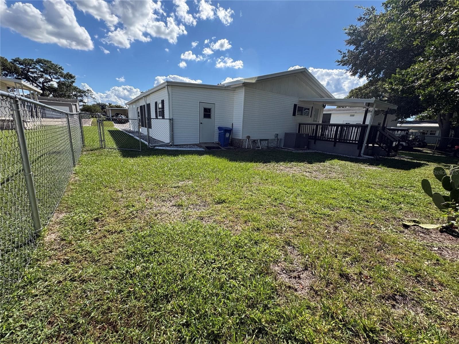 View of fence-in area - 7507 DINSMORE ST, BROOKSVILLE