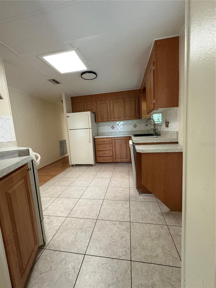 Kitchen - 7507 DINSMORE ST, BROOKSVILLE