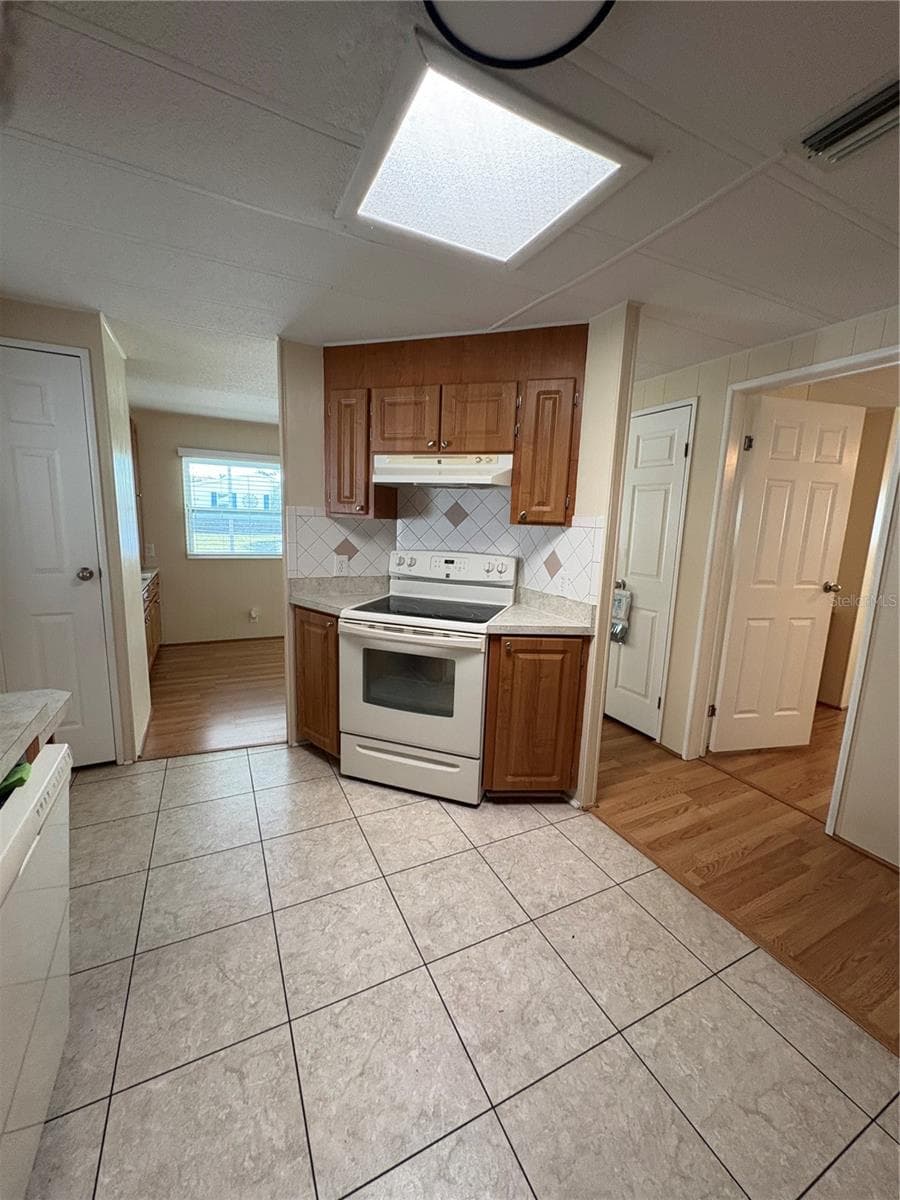 Kitchen - 7507 DINSMORE ST, BROOKSVILLE