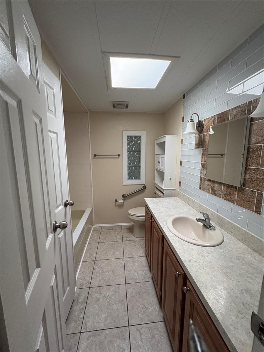 Main Bathroom - 7507 DINSMORE ST, BROOKSVILLE