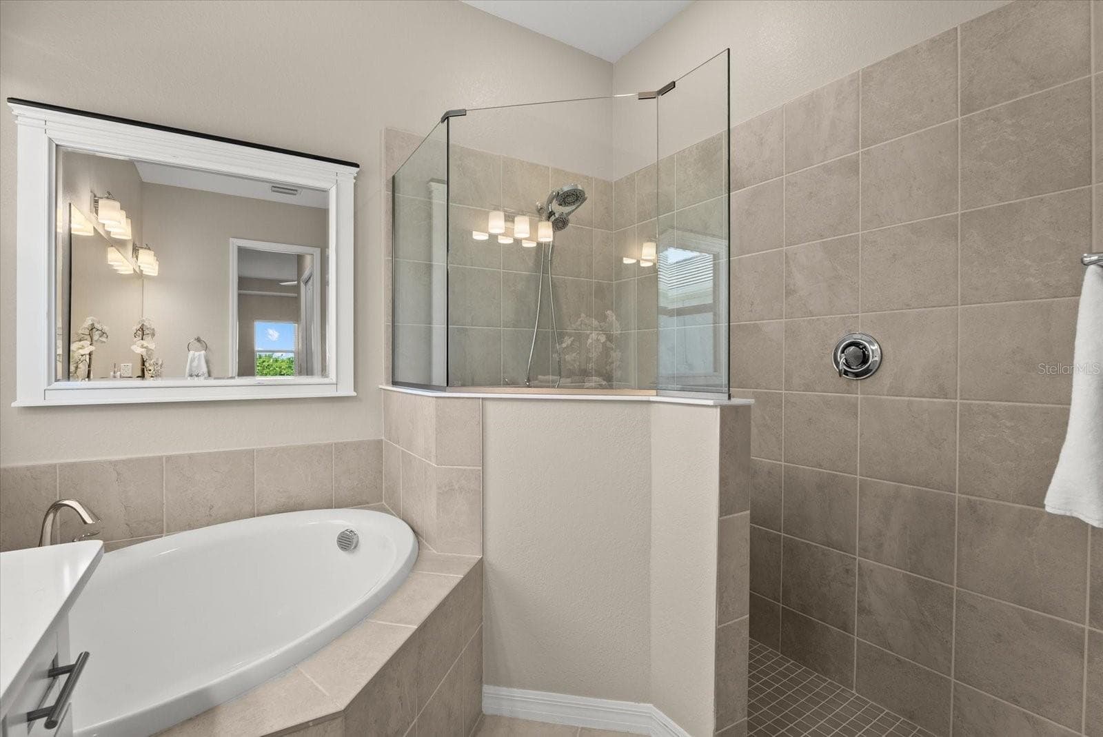 Single Family Residence at 17602 SANTORINI CT, VENICE, photo 24 of 63