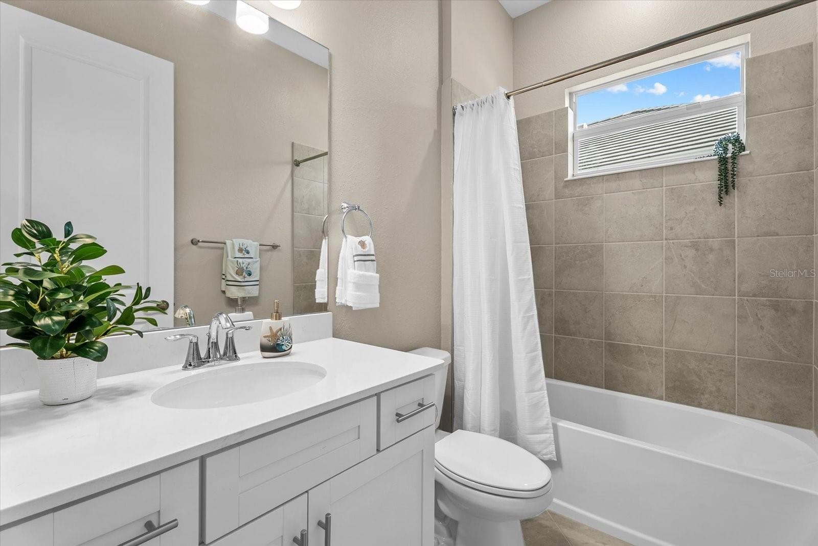 Single Family Residence at 17602 SANTORINI CT, VENICE, photo 27 of 63