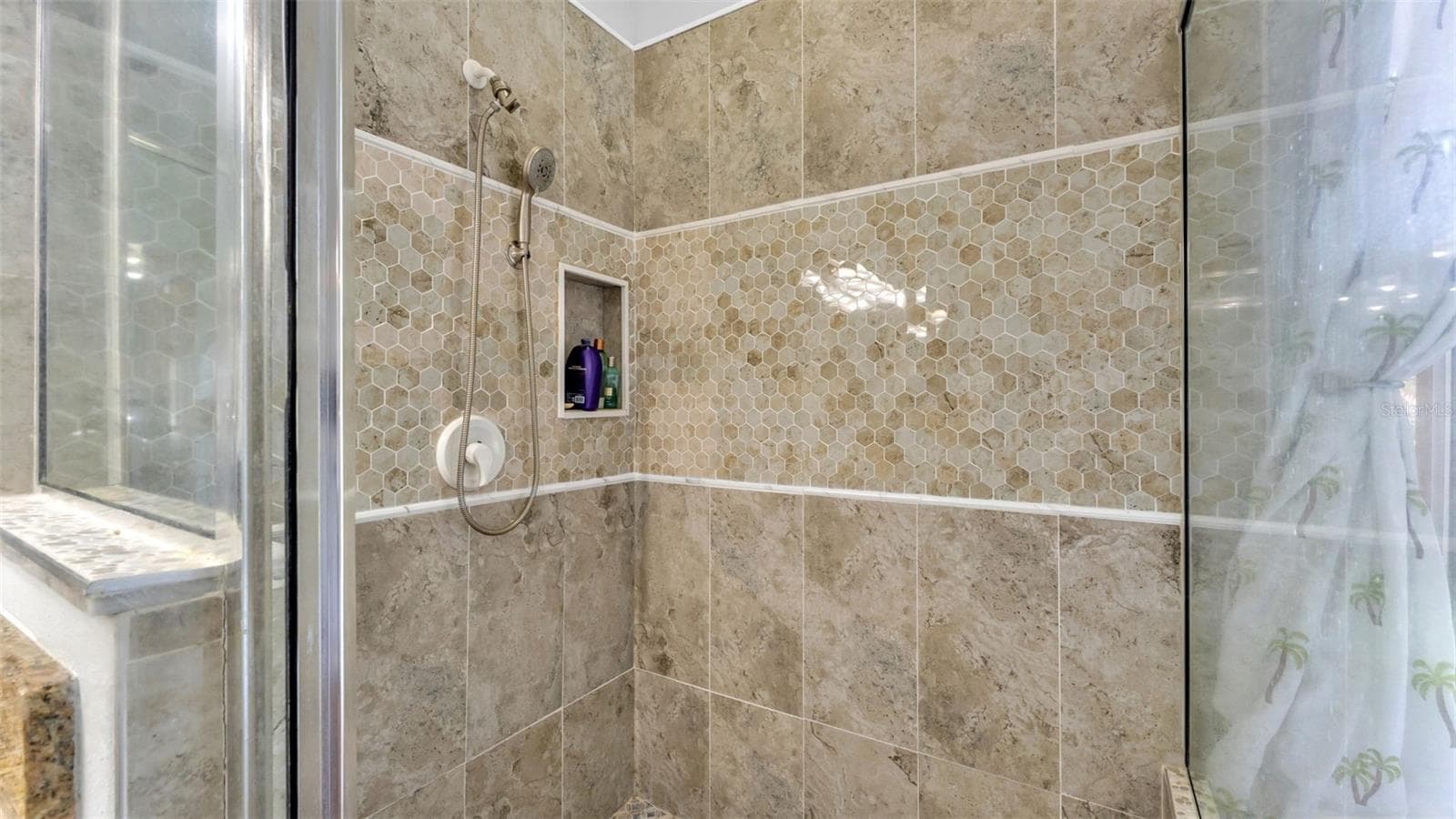 Beautiful remodeled ensuite bathroom with soaking tub, walk-in shower, double vanities, and private toilet room - 6626 ROYAL FOREST DR, LAKELAND