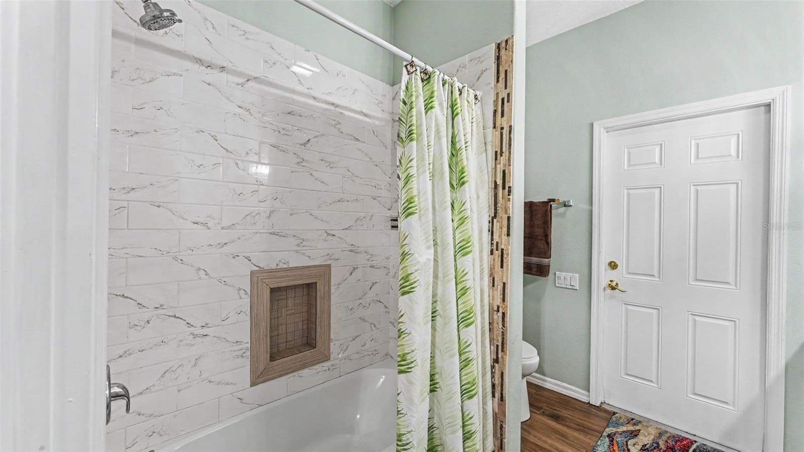 Hall bathroom - 6626 ROYAL FOREST DR, LAKELAND