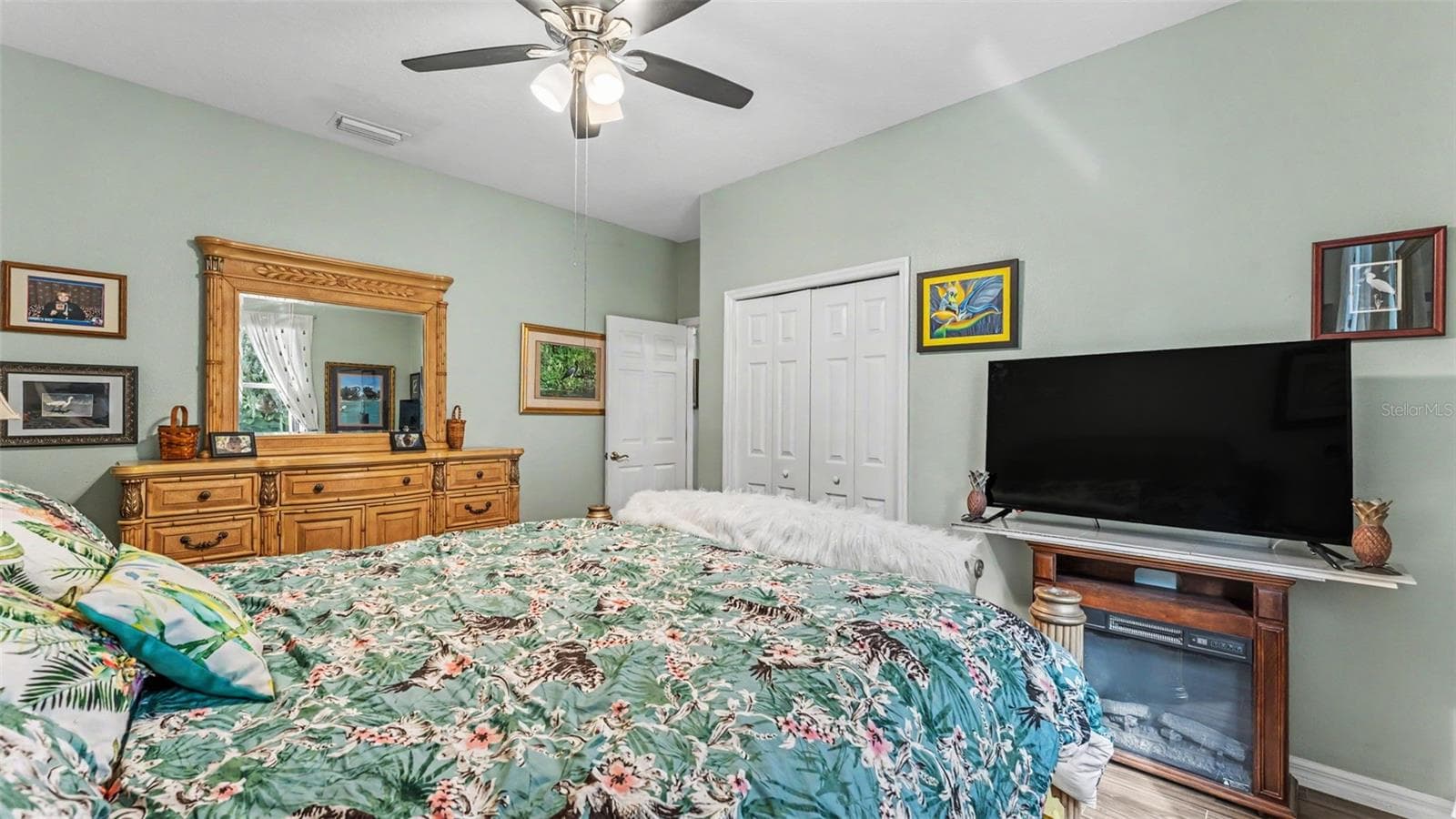 spacious 3rd bedroom - plenty of room for king bed and lots of furniture - 6626 ROYAL FOREST DR, LAKELAND