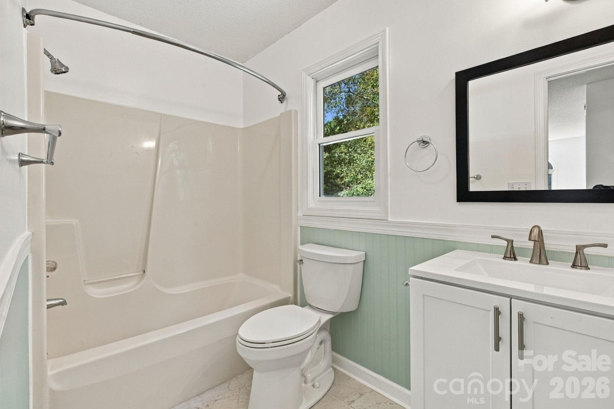 upper level full bathroom - 1270 Berra Place, Hickory