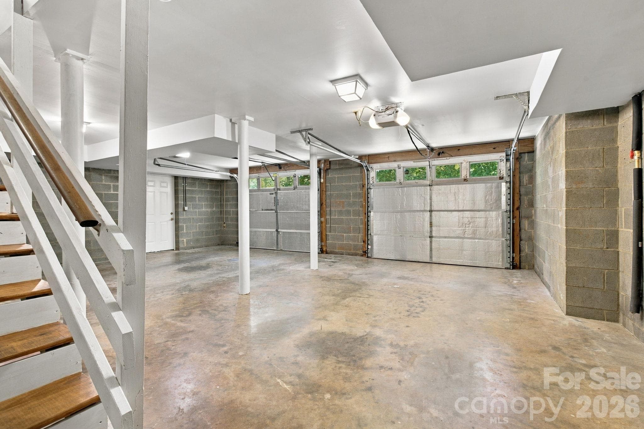 garage - 1270 Berra Place, Hickory