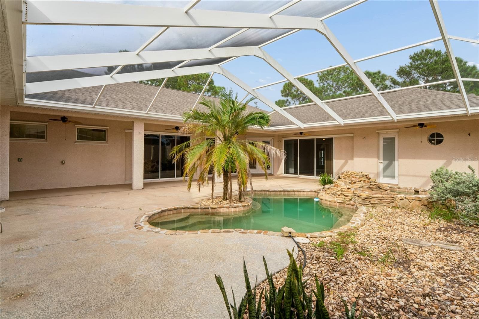 Courtyard - screened and private - 10120 SHORTLEAF CT, WEEKI WACHEE