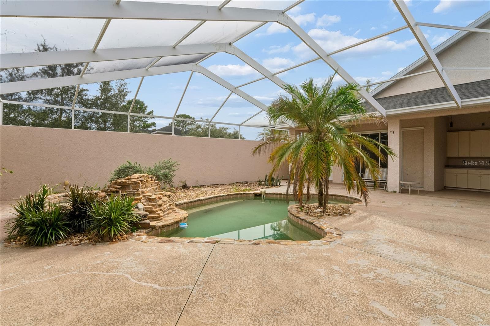 Courtyard - screened and private - 10120 SHORTLEAF CT, WEEKI WACHEE
