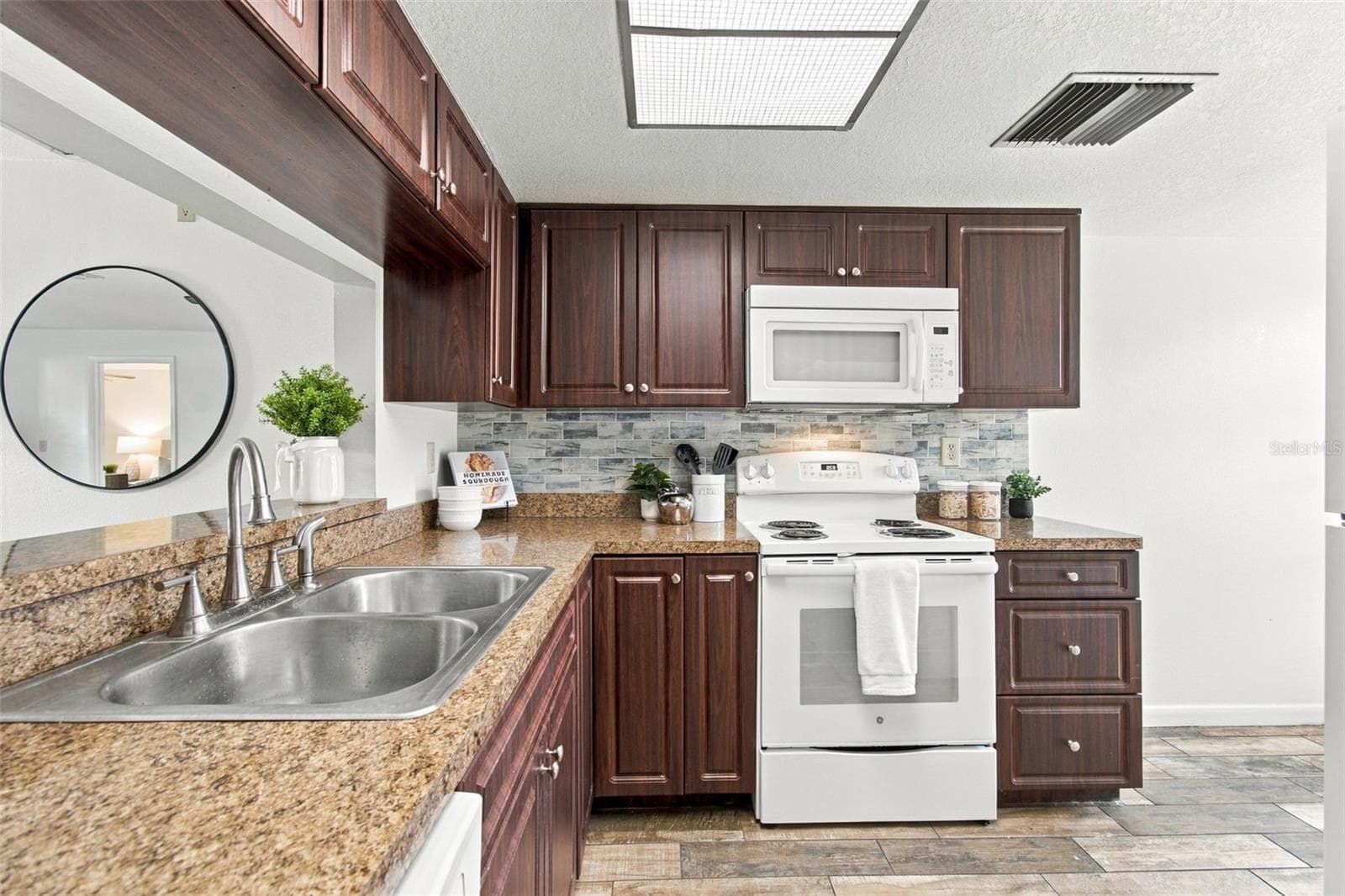 Condominium at 3411 TEESIDE DR #3411, NEW PORT RICHEY, photo 11 of 57