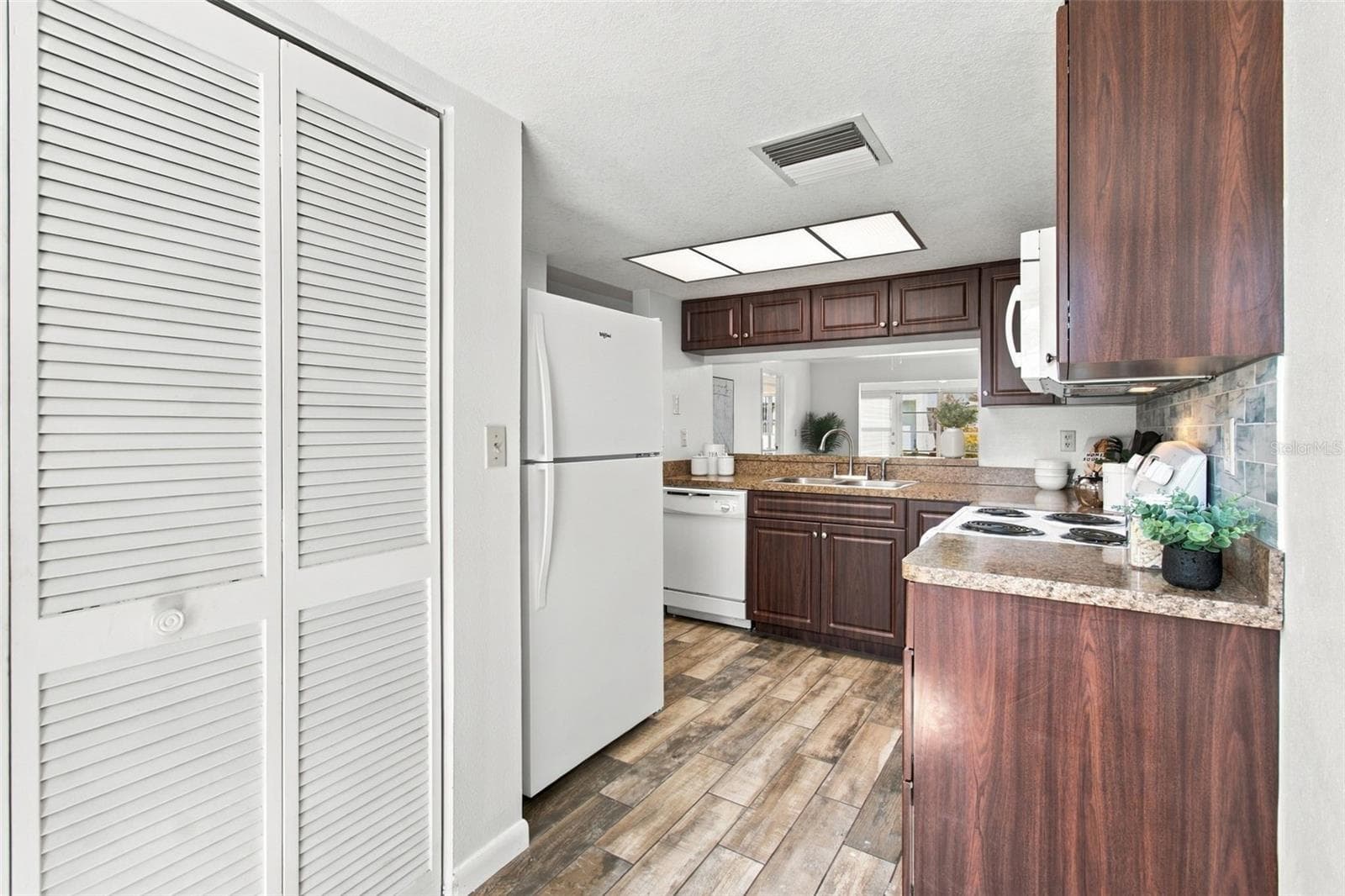 Condominium at 3411 TEESIDE DR #3411, NEW PORT RICHEY, photo 12 of 57