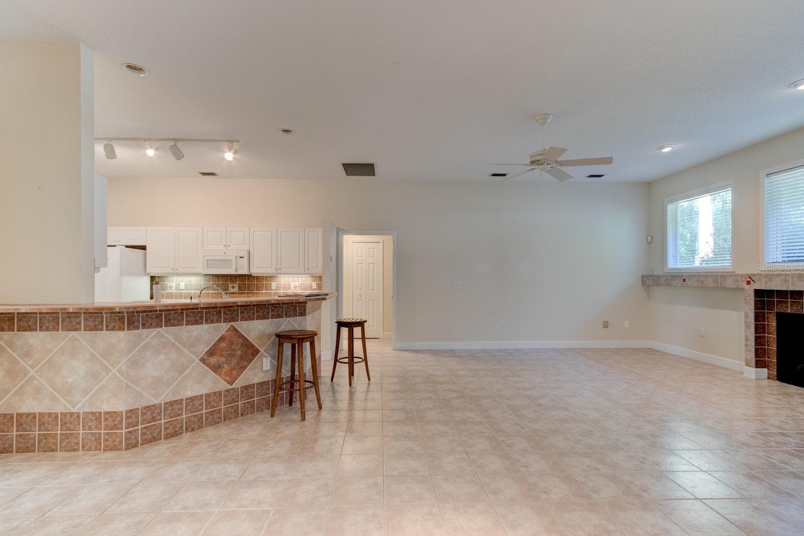 Family to Kitchen - 751 CALLE GRANDE ST, ORMOND BEACH