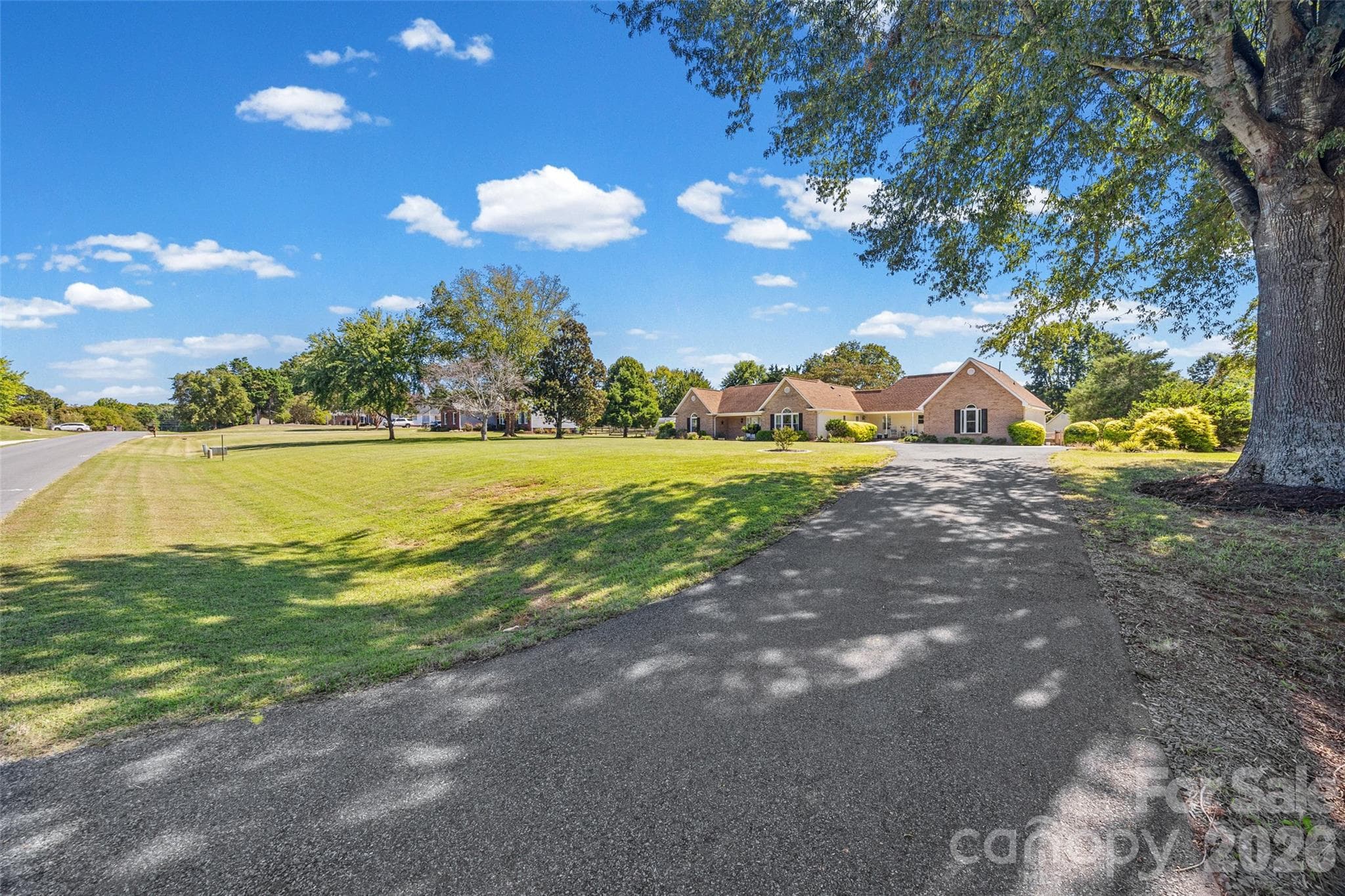 Grand driveway - 3117 Monte Drive, Monroe
