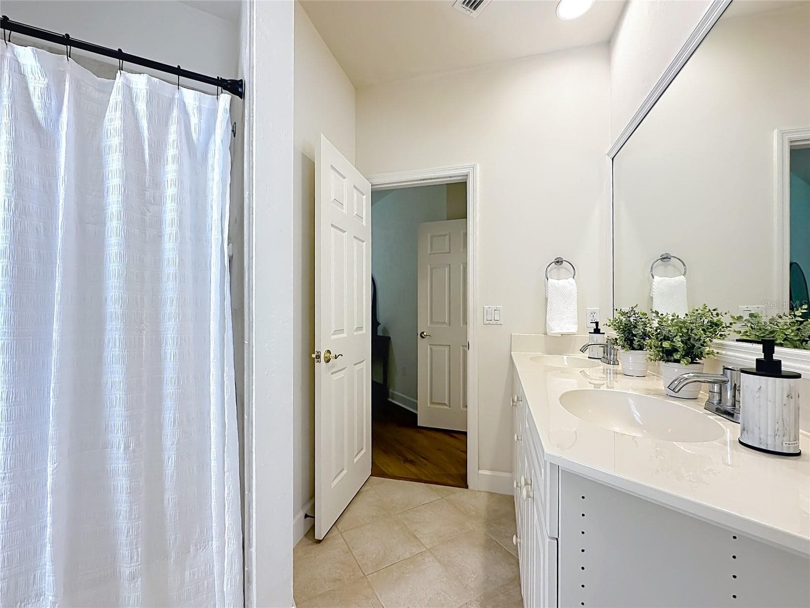 Jack and Jill Bathroom - 3680 SW 86TH ST, GAINESVILLE