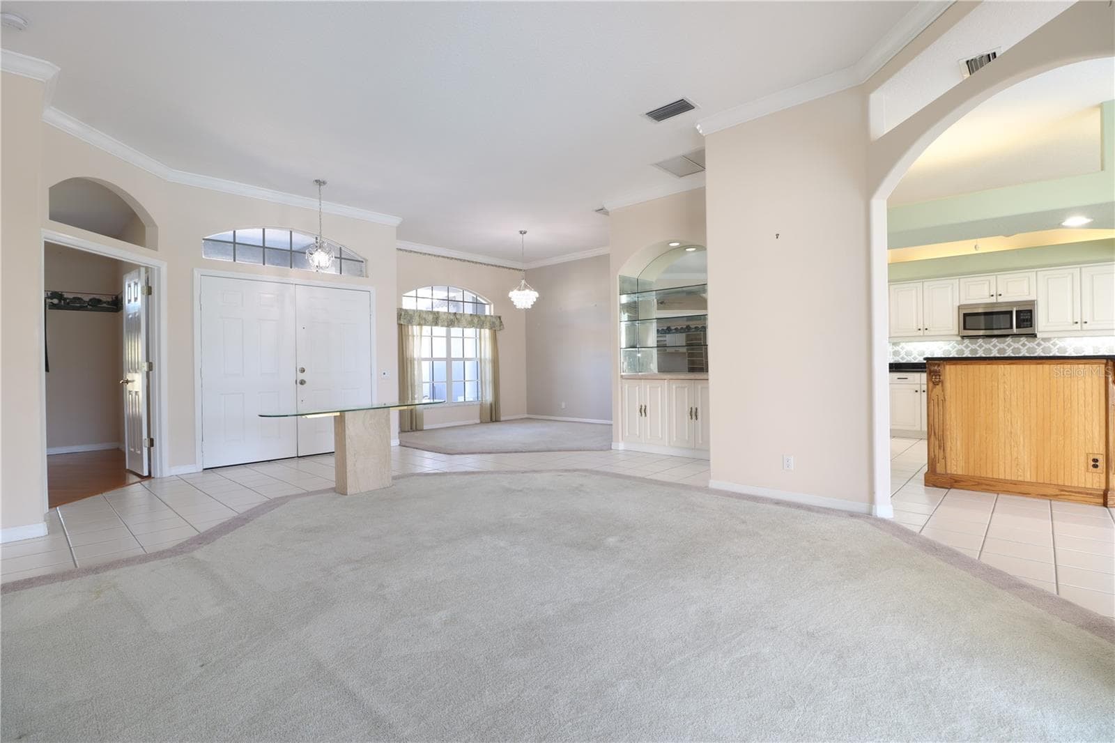 Formal living/family room - 5829 CARRIAGE DR, SARASOTA