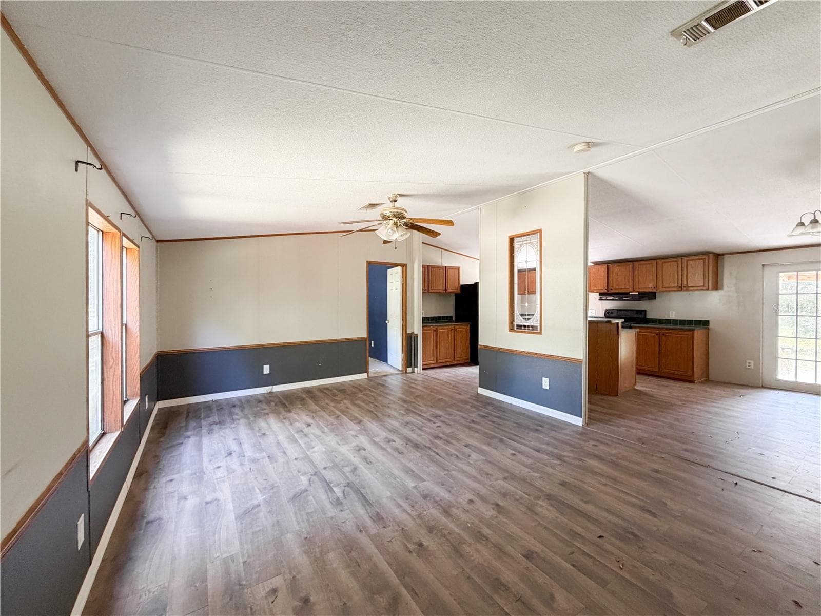 Manufactured Home at 19413 SW STATE ROAD 47, FORT WHITE, photo 10 of 25