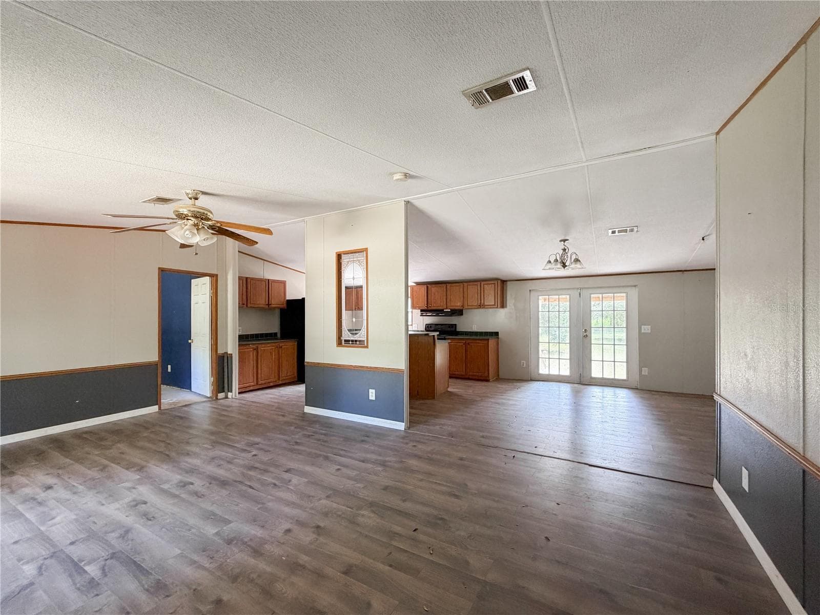 Manufactured Home at 19413 SW STATE ROAD 47, FORT WHITE, photo 11 of 25