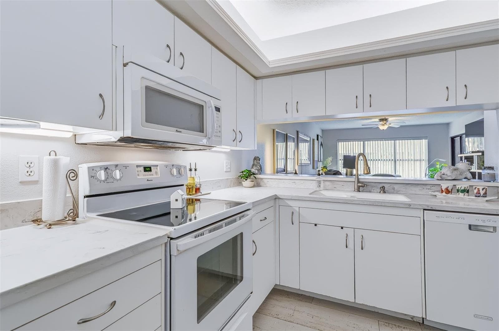 under cabinet lighting - 406 BOUCHELLE DR #103, NEW SMYRNA BEACH