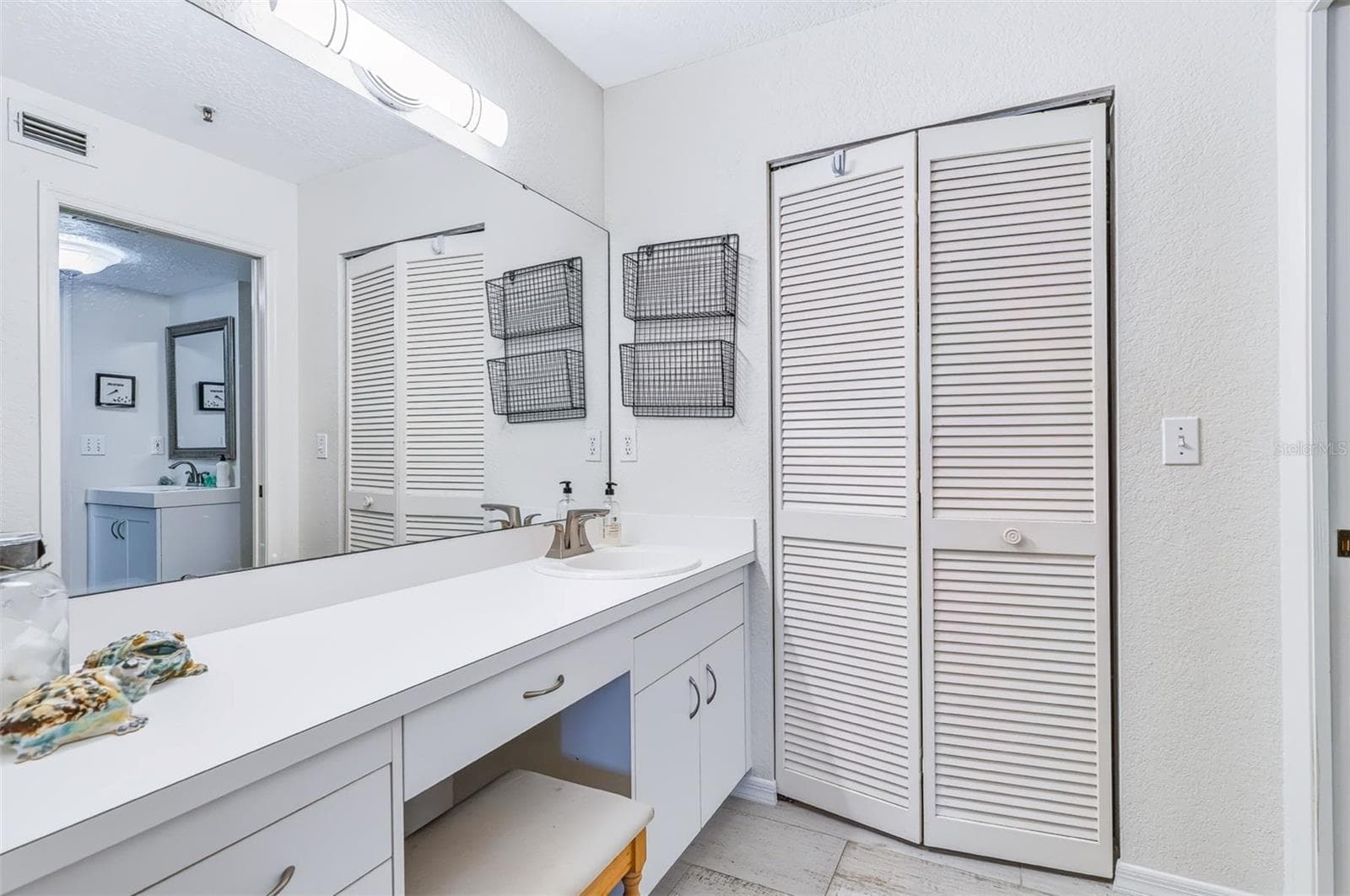 vanity area off bedroom - 406 BOUCHELLE DR #103, NEW SMYRNA BEACH
