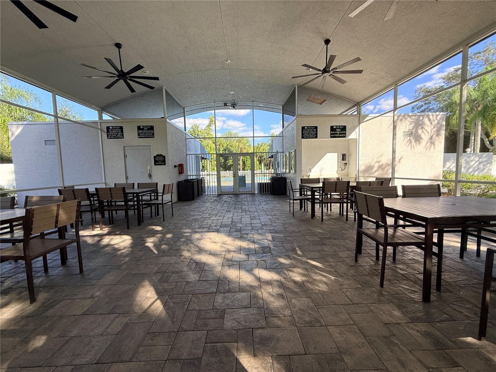 Community Cabana - 5829 CARRIAGE DR, SARASOTA