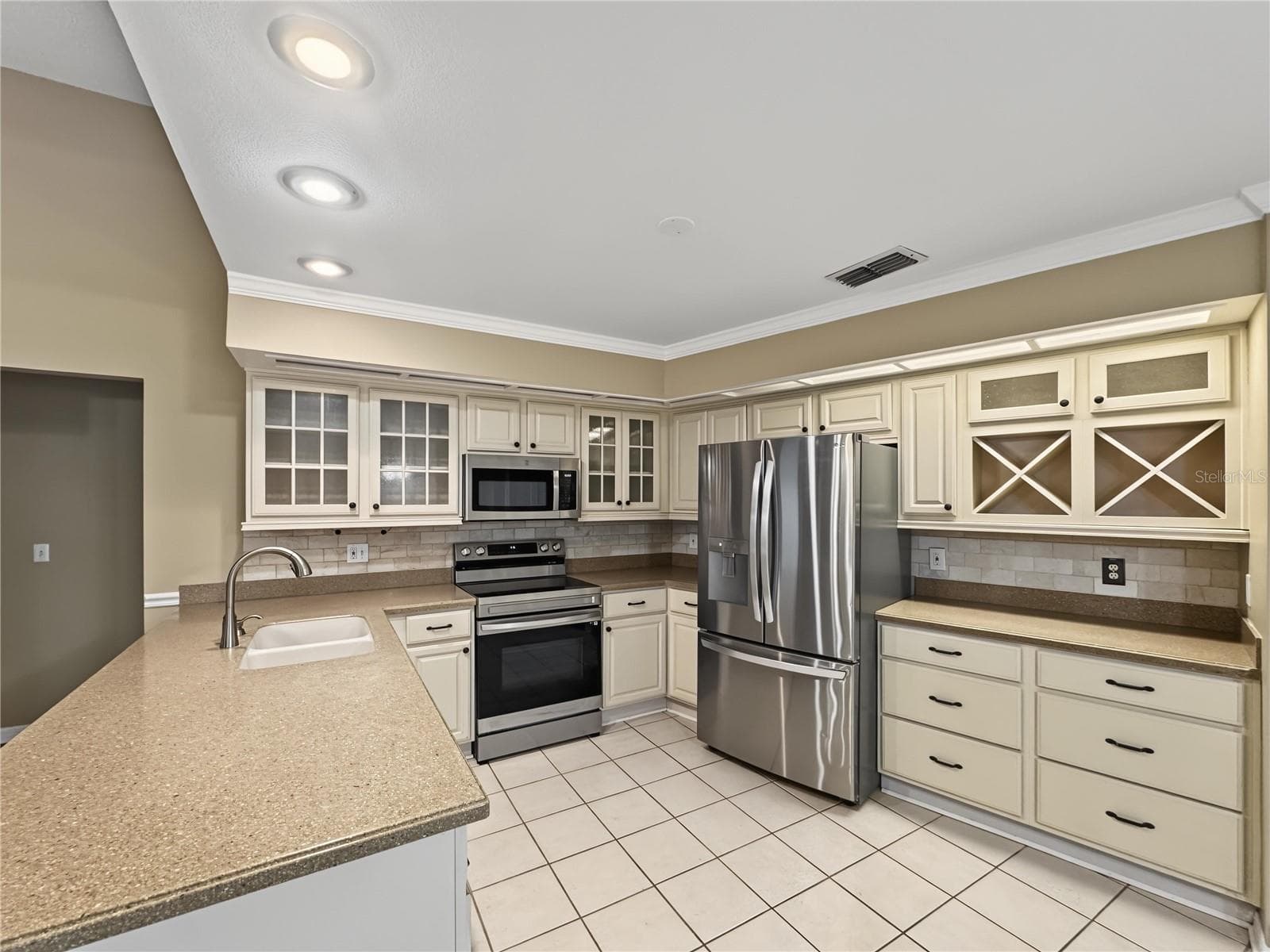 Single Family Residence at 2510 BRIMHOLLOW DR, VALRICO, photo 3 of 25