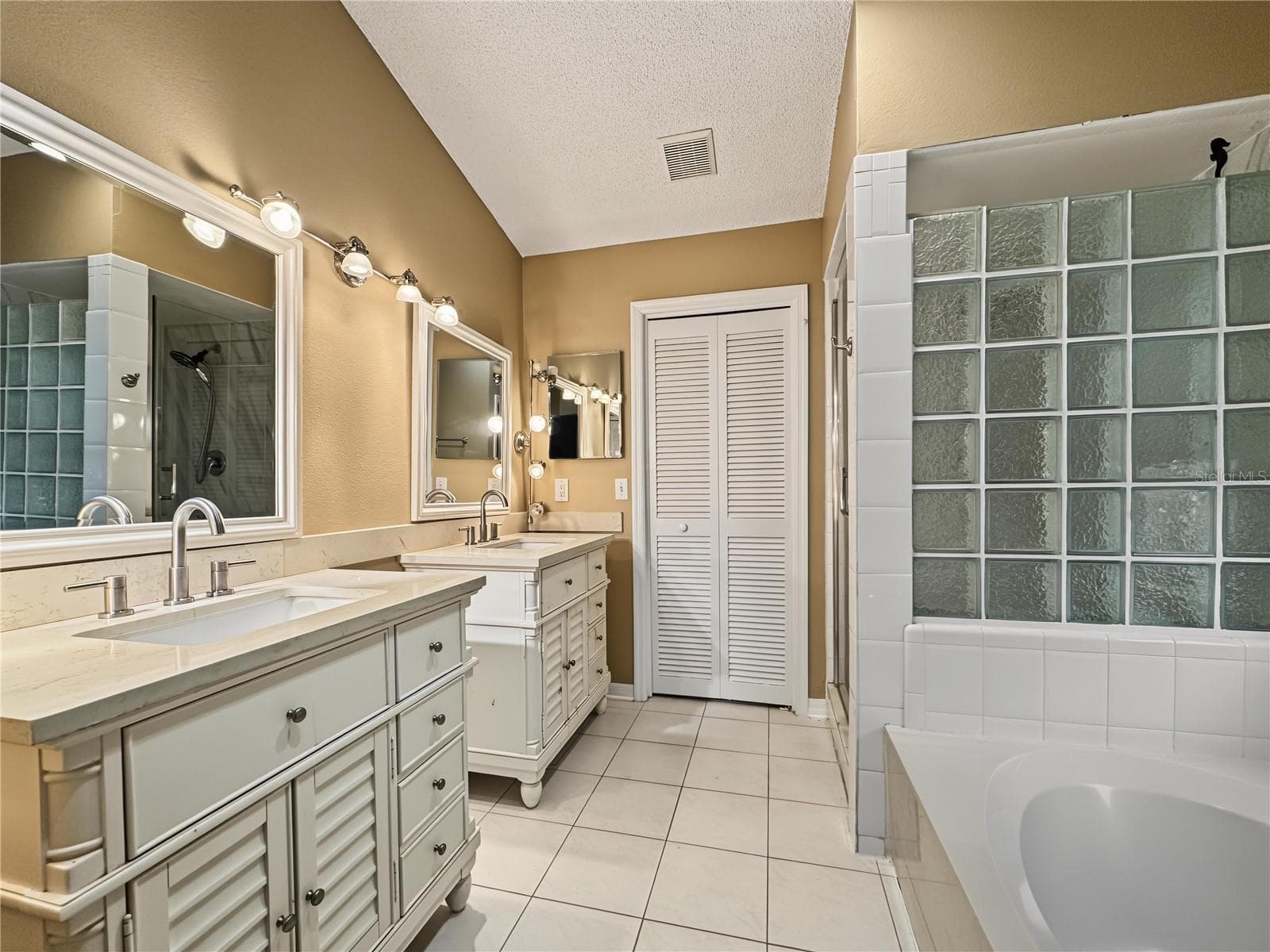 Single Family Residence at 2510 BRIMHOLLOW DR, VALRICO, photo 16 of 25