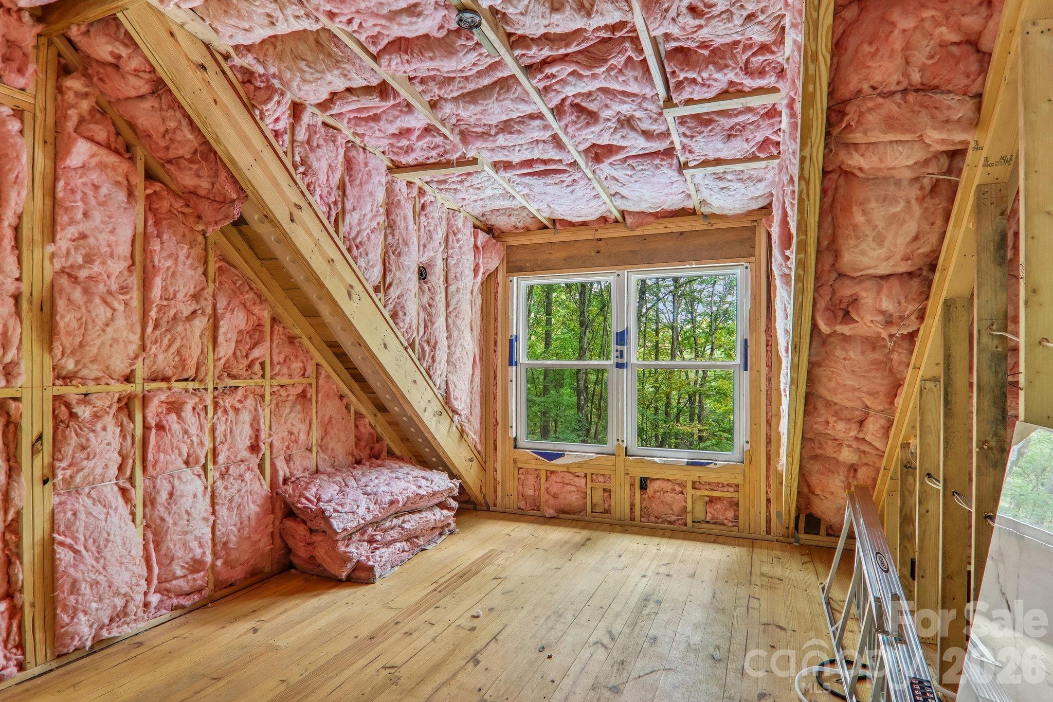 Upstairs bedroom with natural light - 5 Marion Drive, Maggie Valley