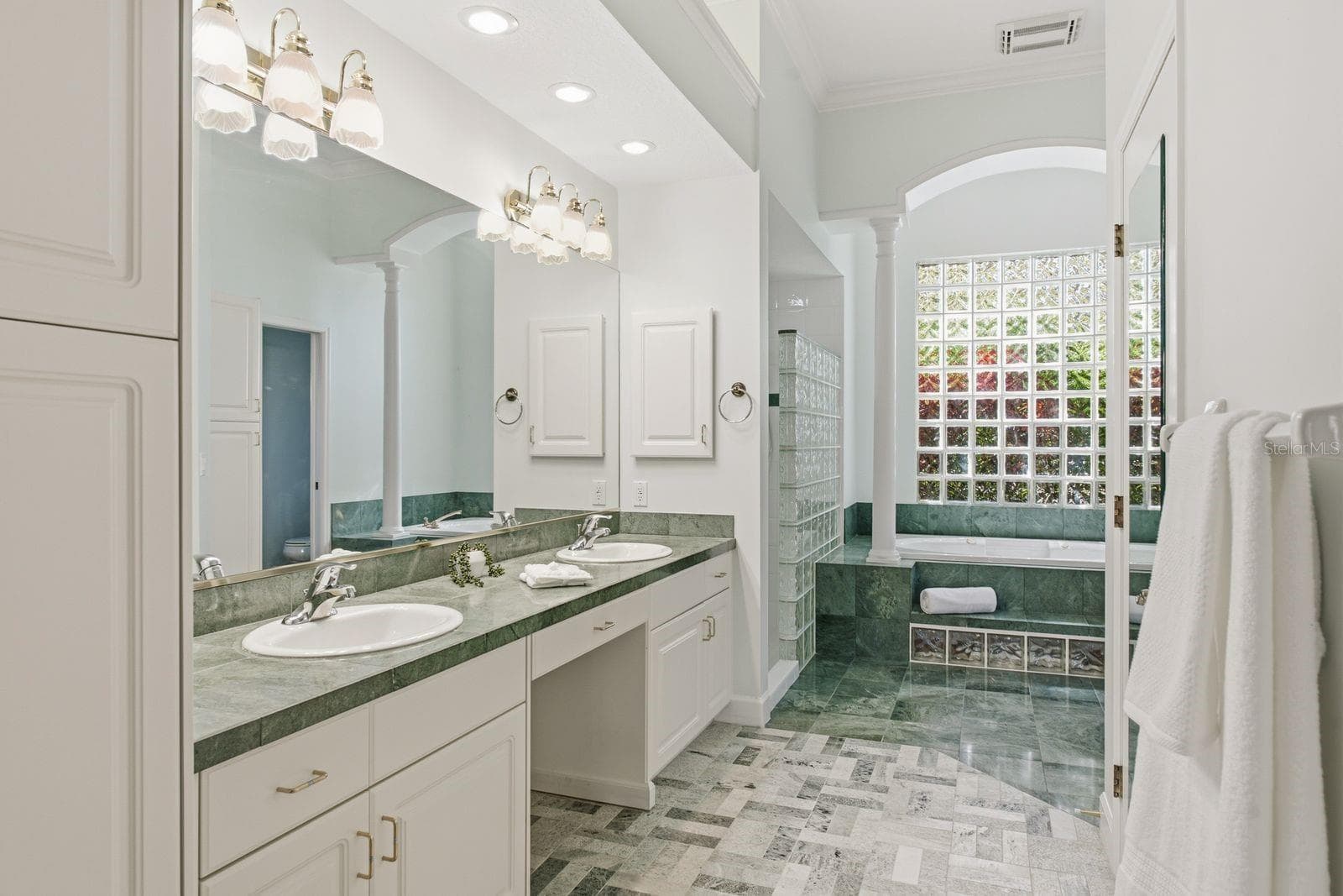 Double Vanity and Bidet - 3763 EXECUTIVE DR, PALM HARBOR