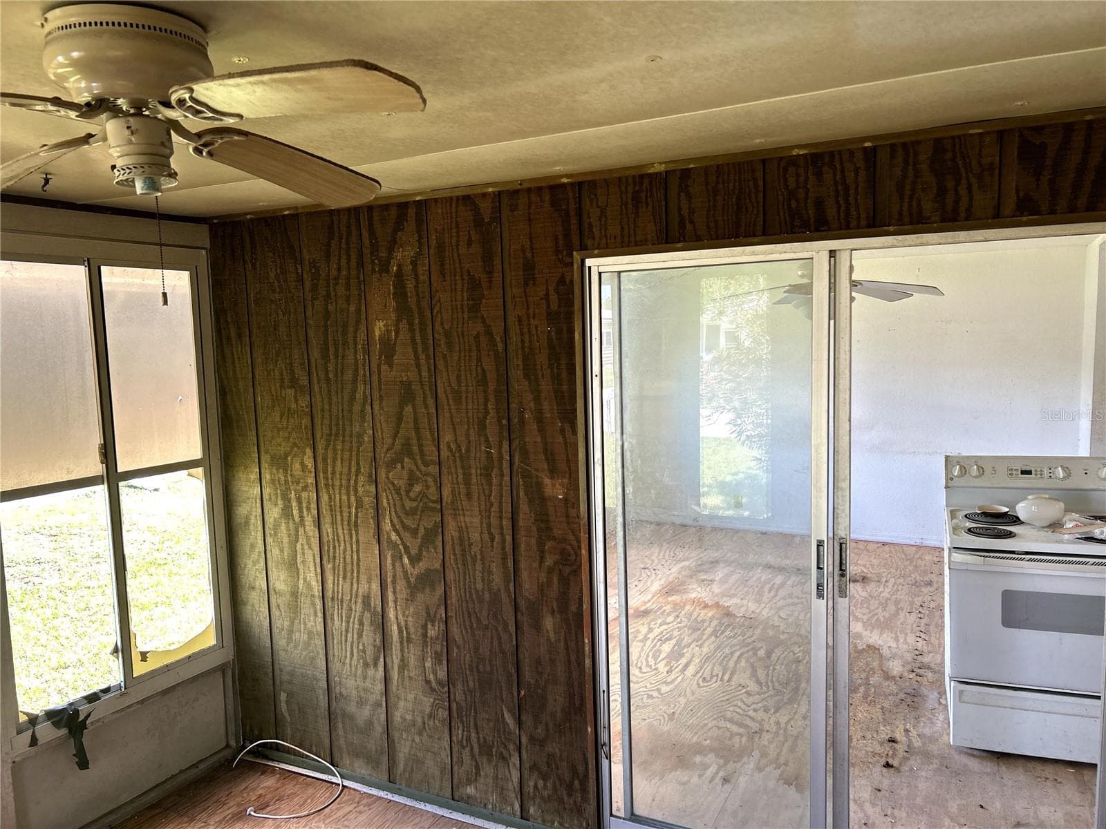 another view of screened porch into living area. - 14506 DEHAVEN AVE, BROOKSVILLE