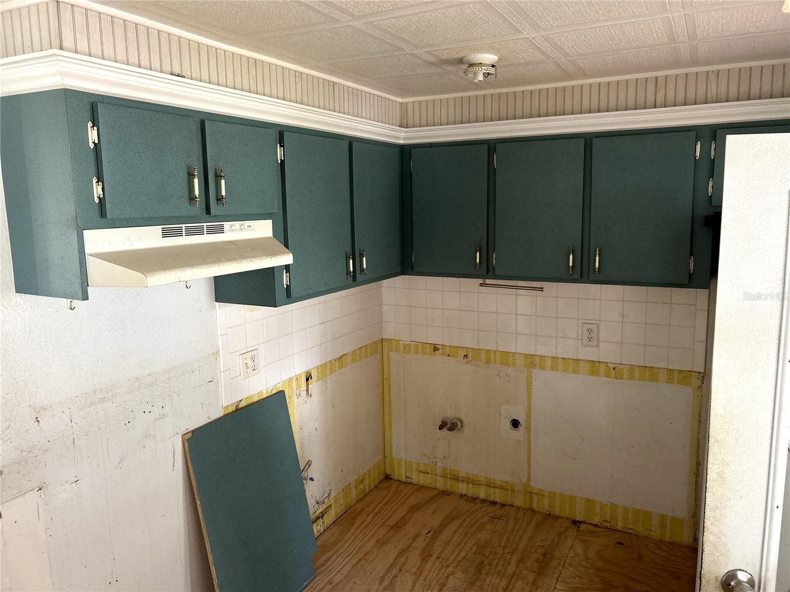 kitchen with working refrigerator and electric range. - 14506 DEHAVEN AVE, BROOKSVILLE
