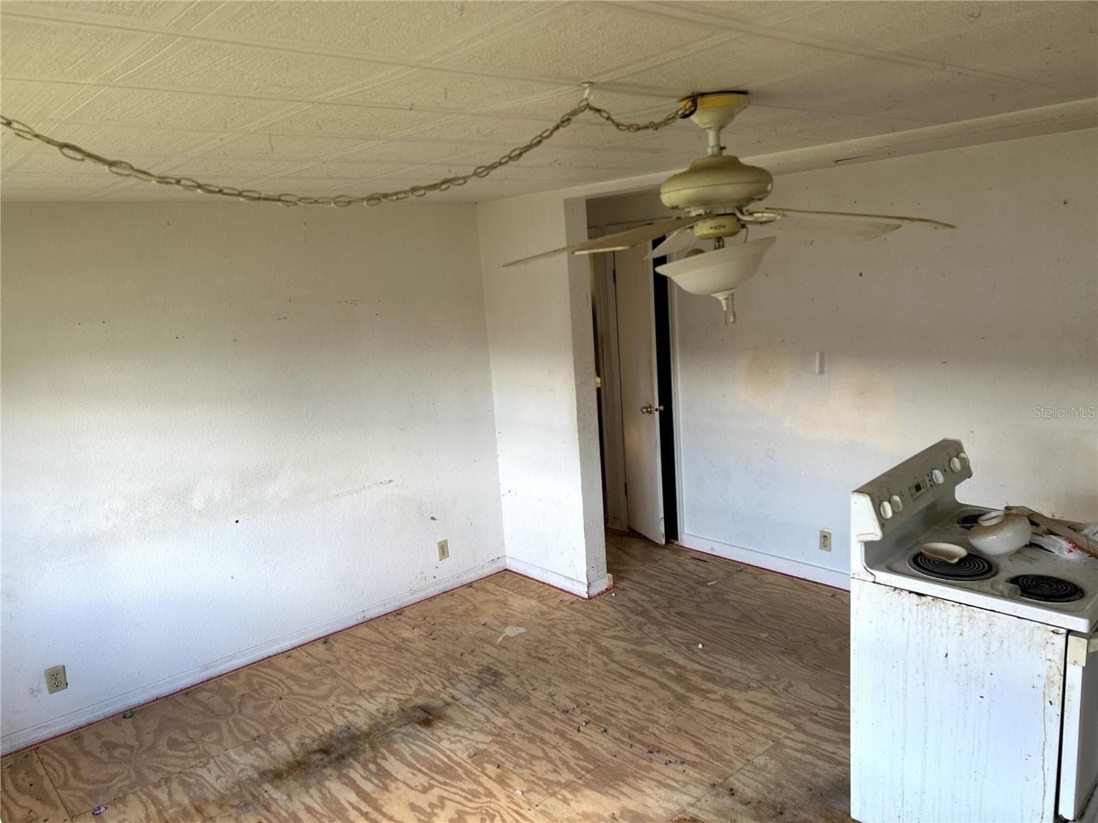 living room with plywood subfloors. - 14506 DEHAVEN AVE, BROOKSVILLE