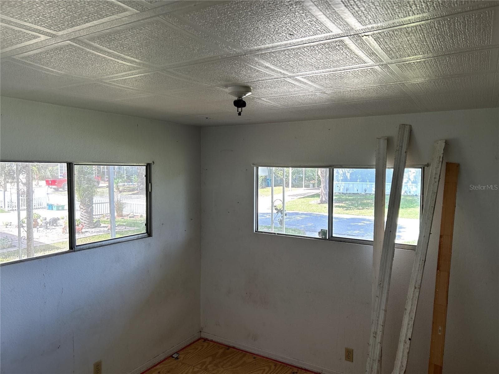 bedroom 2 at front of home just off the kitchen. - 14506 DEHAVEN AVE, BROOKSVILLE