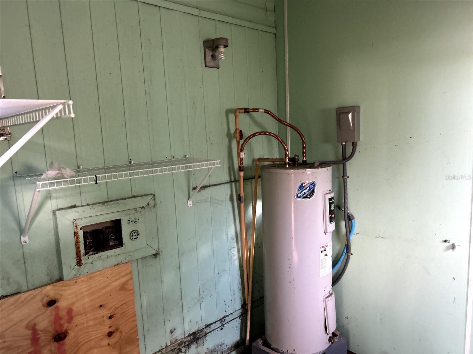utility / laundry room with water heater, electric dryer hook up and washer hook ups - 14506 DEHAVEN AVE, BROOKSVILLE