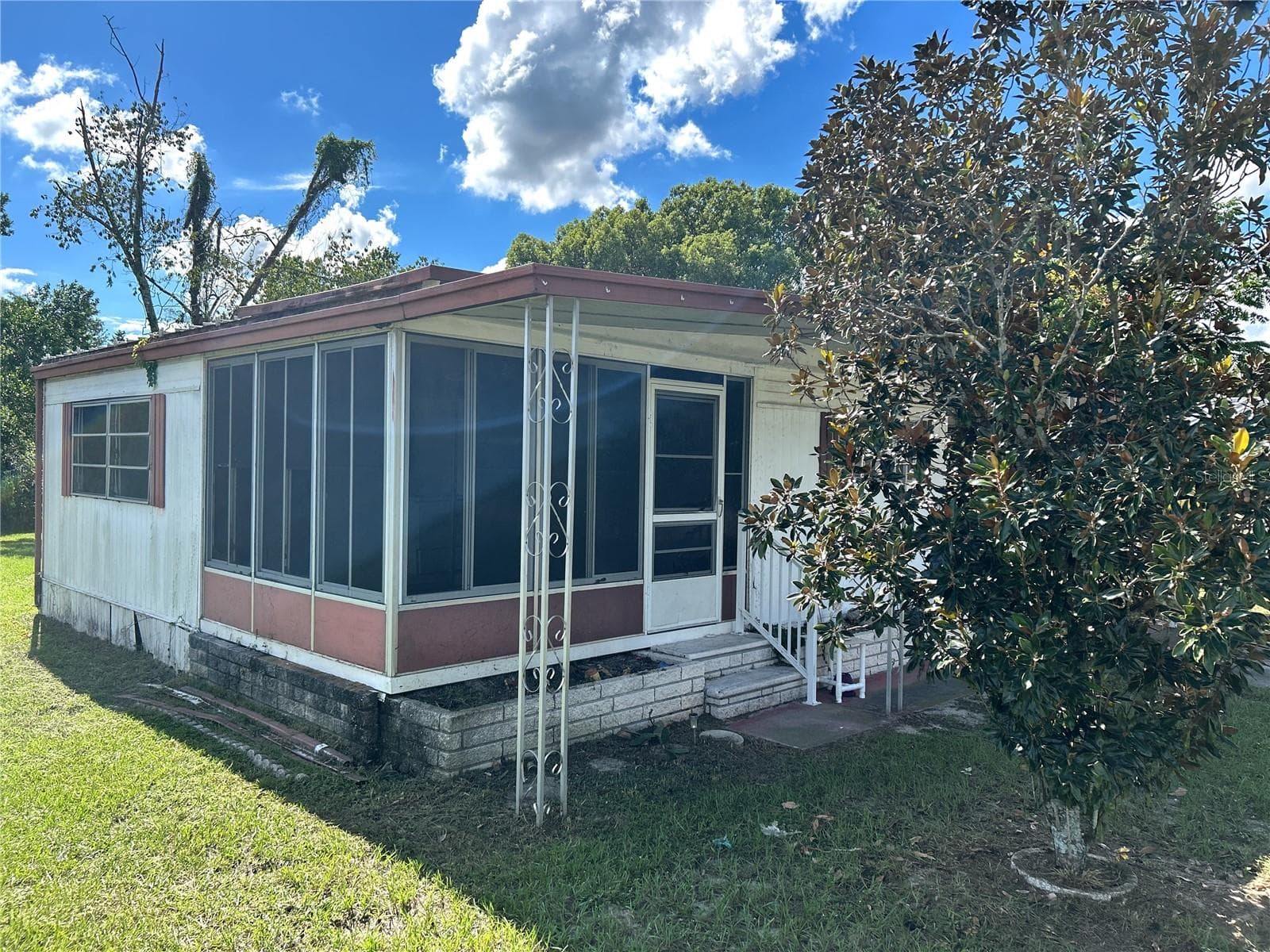 view of screened porch and living room. - 14506 DEHAVEN AVE, BROOKSVILLE