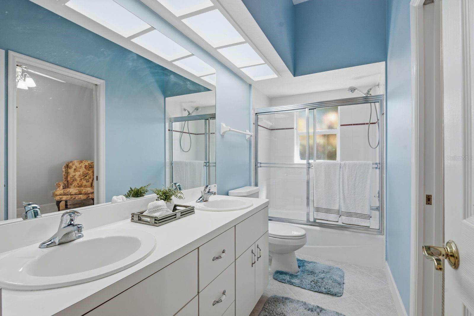 En Suite to the second bedroom - 3763 EXECUTIVE DR, PALM HARBOR