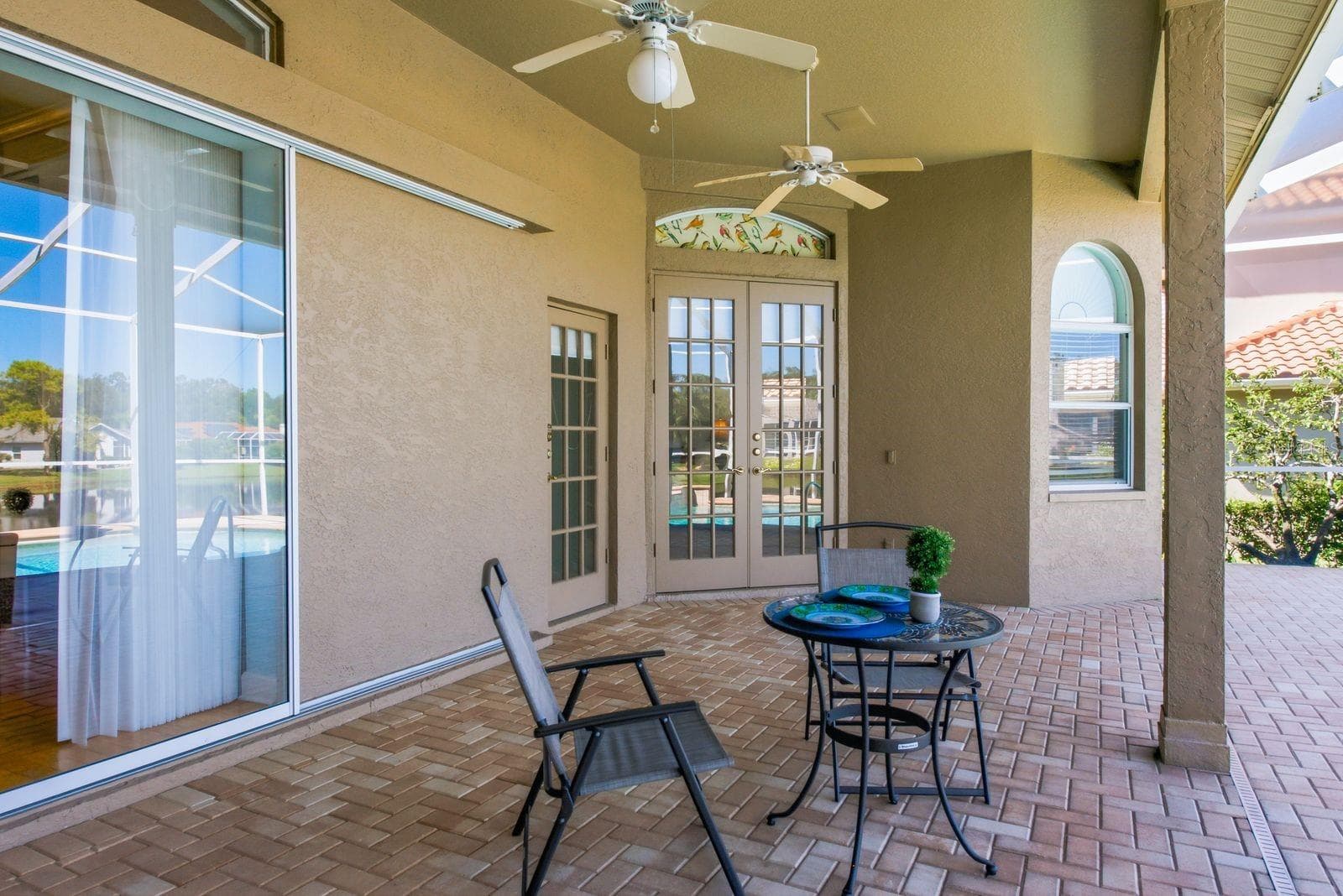 Large covered area with ceiling fans - 3763 EXECUTIVE DR, PALM HARBOR
