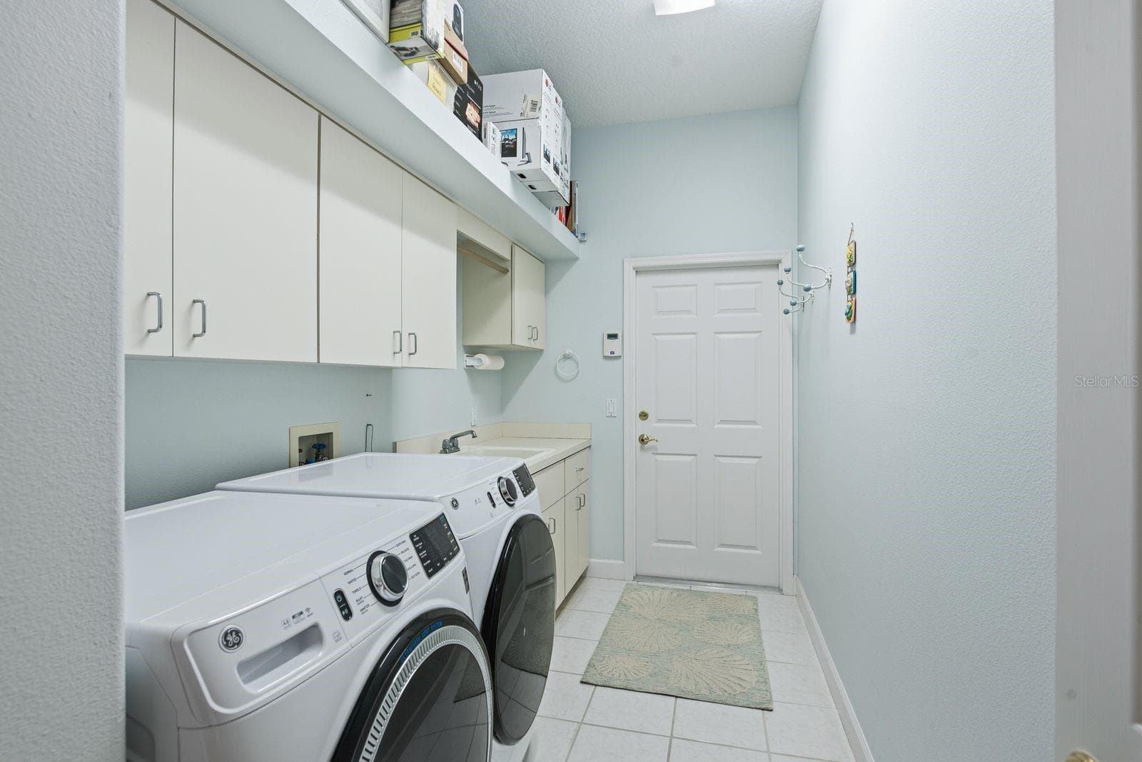 Large Laundry Room - 3763 EXECUTIVE DR, PALM HARBOR